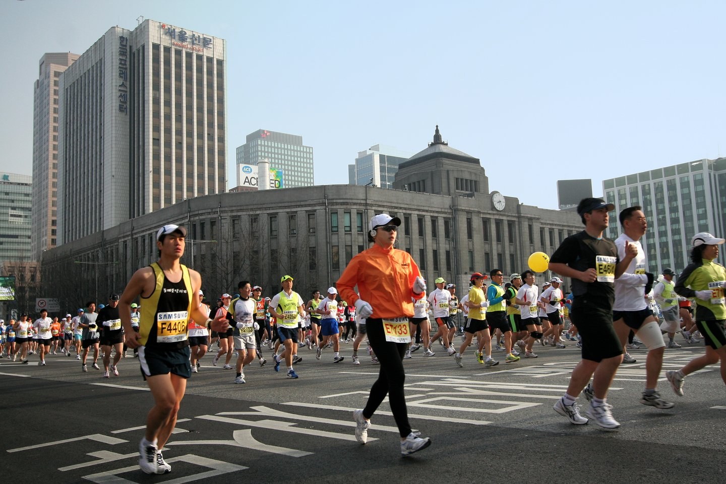 The 2008 Seoul International Marathon. Runners passing in front of Seoul City Hall