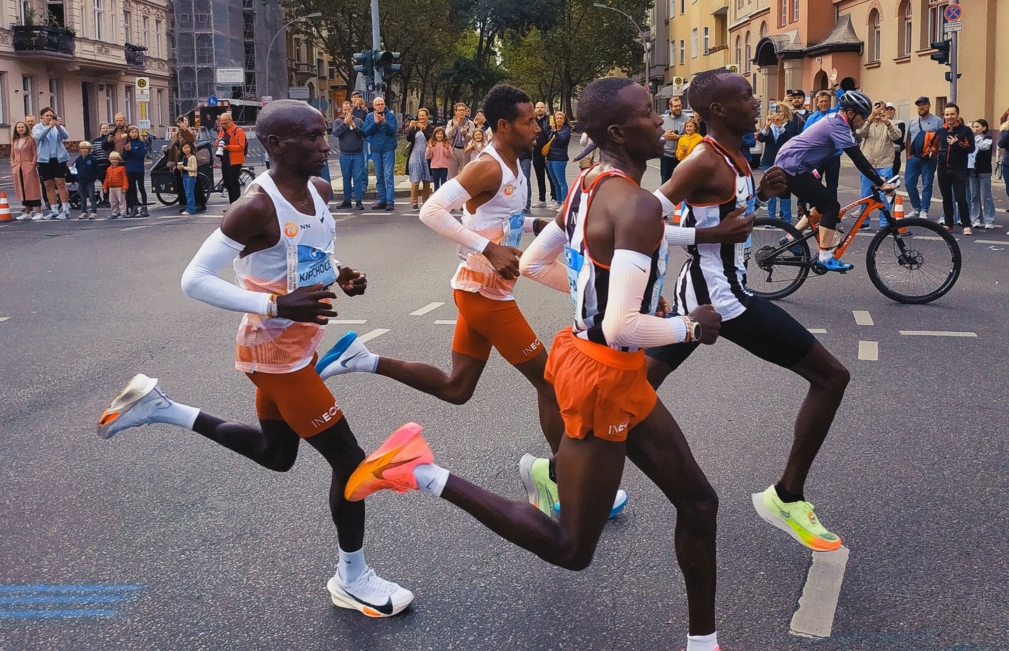 Eliud Kipchoge and the lead pack passing the 25km mark at the 2023 Berlin Marathon. The runners' feet show the thick-midsole "super shoes." Photo: IgorCalzone1, CC BY-SA 4.0, Wikimedia Commons