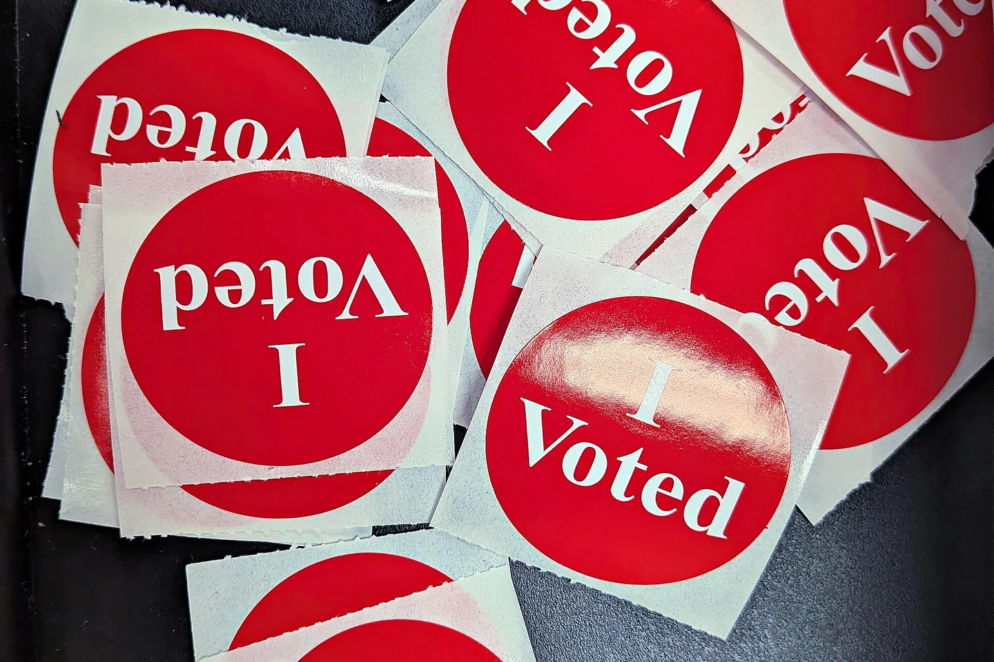 투표소에 흩어진 빨간 「I Voted」 스티커. 미국에서는 투표를 마친 사람에게 이 스티커를 준다 (미네소타 세인트폴, 사진 Funknendai, CC0, 위키미디어 공용)